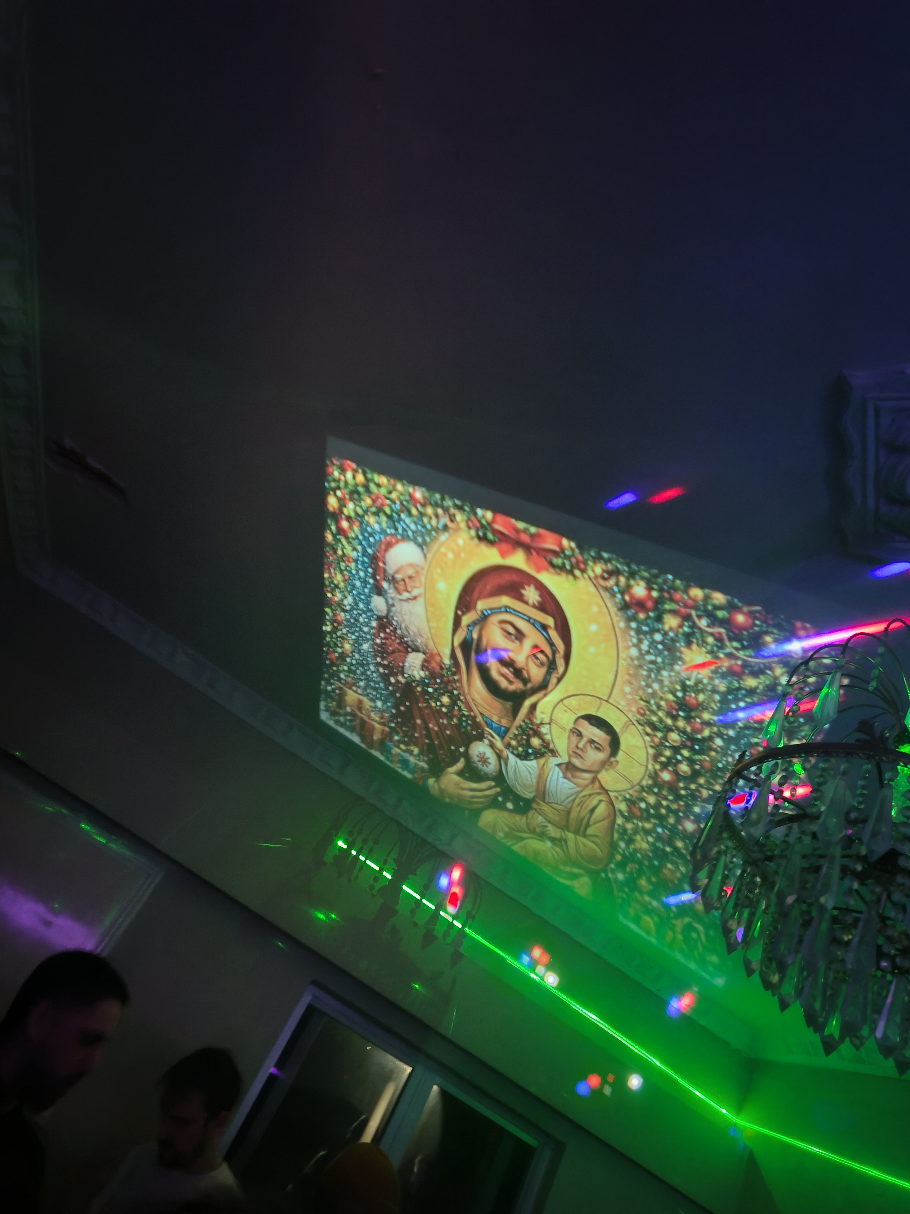 Φυσικά δεν μπορεί να λείψει και ένα ποσωστό θρησκευτικής σάτηρας απο την βραδιά